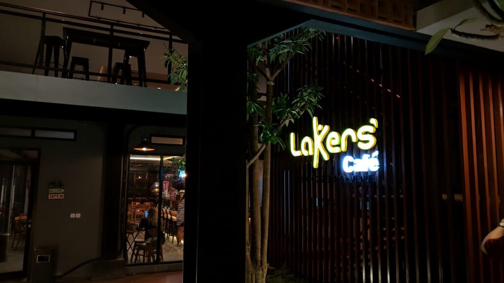 Cafe Lakers BSB Village : Menikmati Senja & Kopi